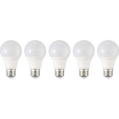 Öt azonos LED-es izzólámpa egy sorban, mindegyik fehér búrával és ezüst foglalattal, az energiahatékonyság bemutatásaként.
