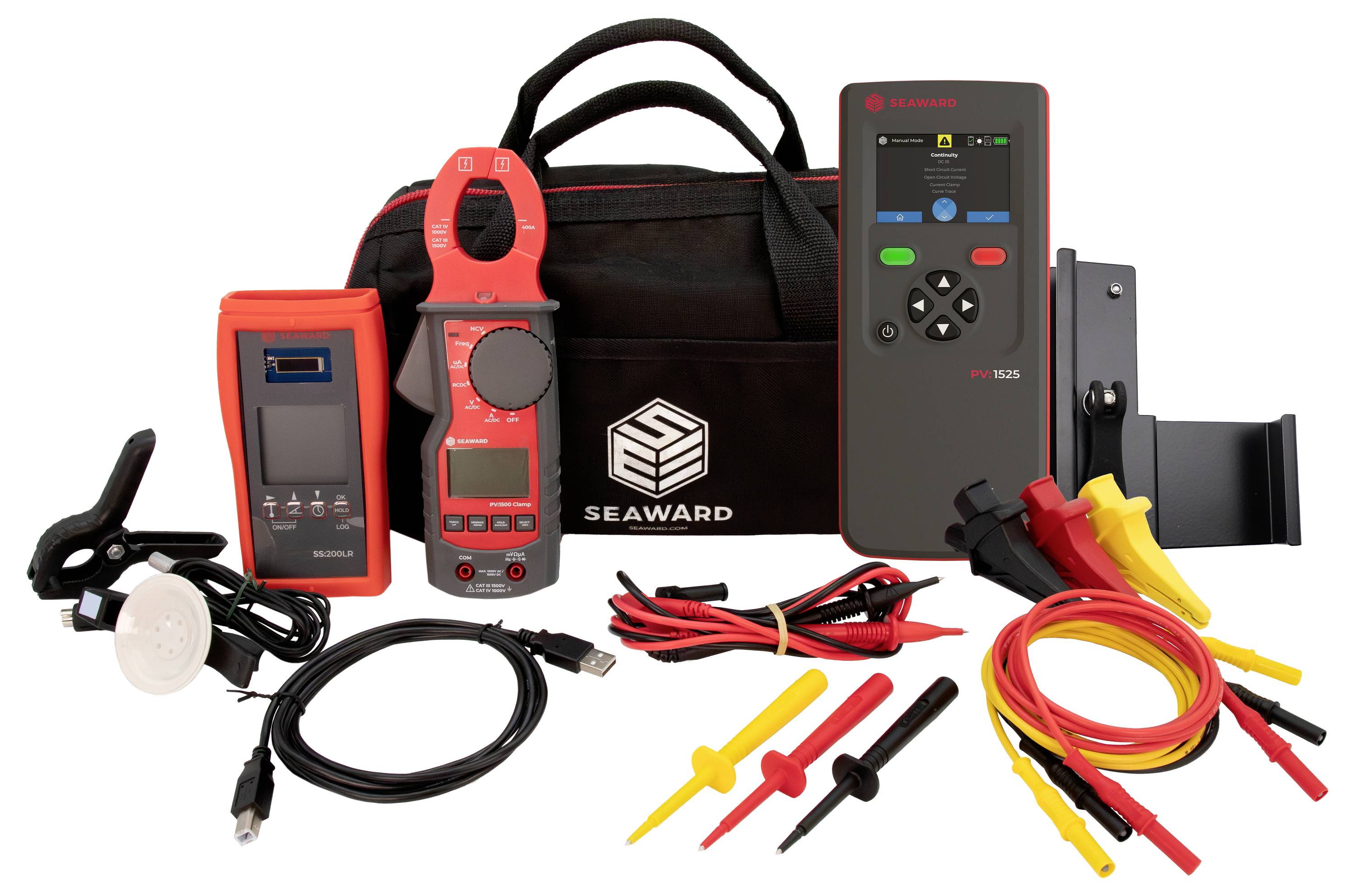 Egy elektromos tesztelőeszközök gyűjteménye, amely multimétereket, kábeleket és mérőcsúcsokat tartalmaz egy fekete hordtáska mellett, amelyen a 'Seaward' logó látható.