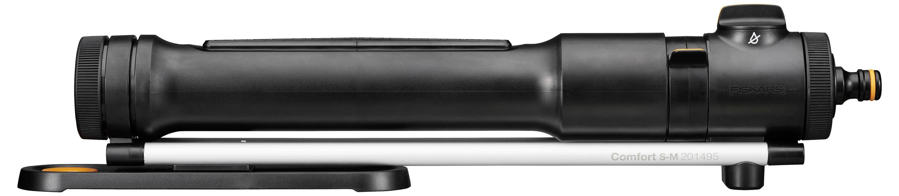 Egy fekete, hosszúkás kerti öntözőfej állítható fúvókával és fehér talppal, amely egyenletes locsolást biztosít.