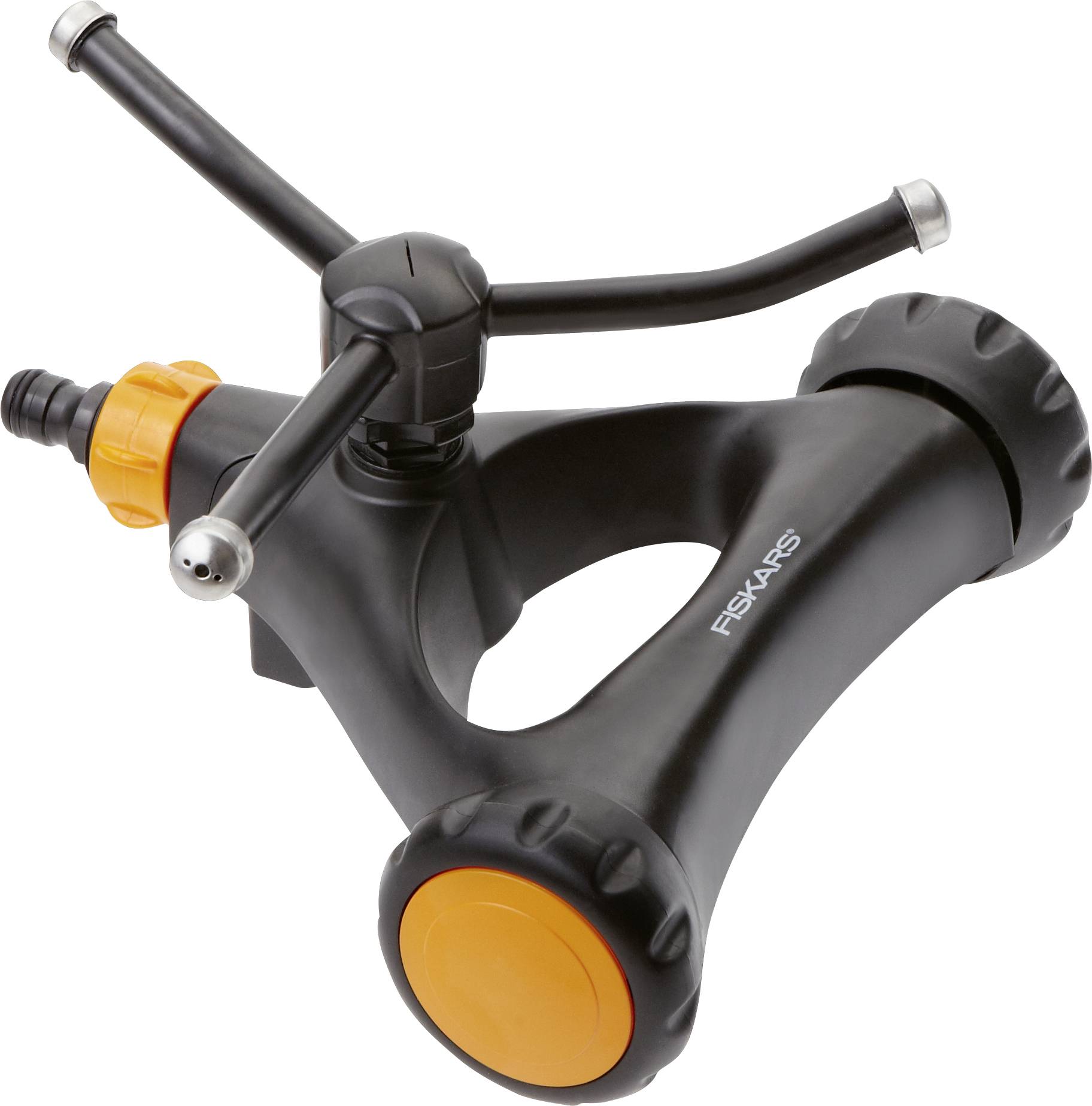 Egy fekete és narancssárga kerti locsolófej három forgó karral és vízcsatlakozóval, sík felületen fektetve.