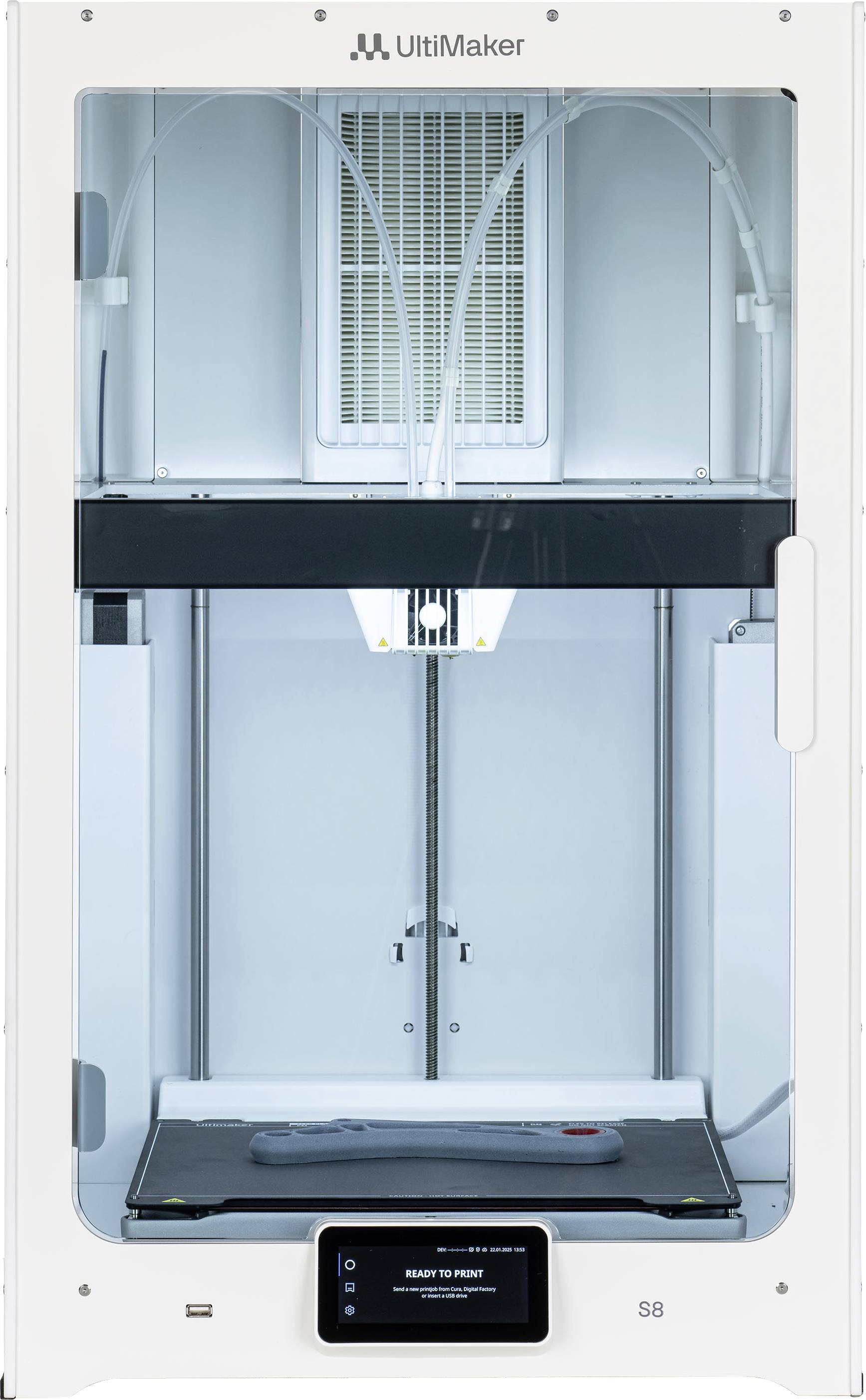 Egy fehér házban lévő Ultimaker márkájú modern 3D-nyomtató elölnézete látható, amelynek alján középen egy kijelző van.