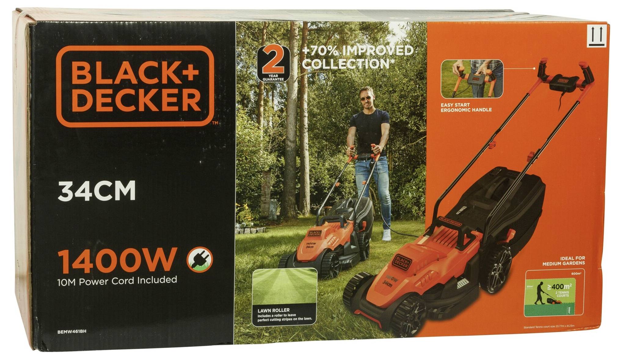 Egy Black+Decker fűnyíró csomagolása, 34 cm-es vágási szélességgel, 1400 W teljesítménnyel. A csomagoláson egy férfi fűnyírás közben, kiemelve a termék fő jellemzőit.