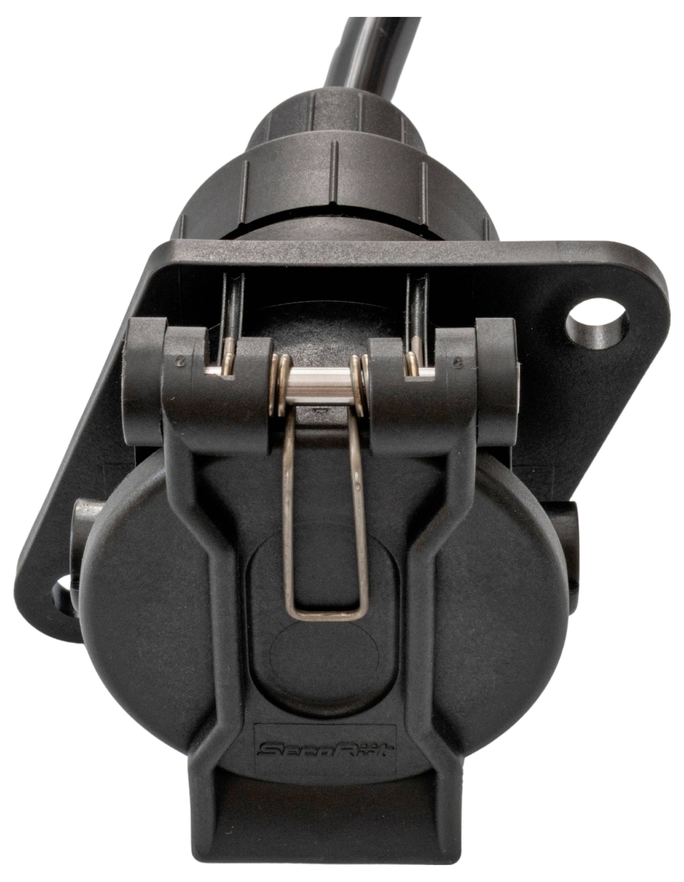 Egy fekete utánfutó csatlakozó közelről, rögzítő tartóval és retesszel.