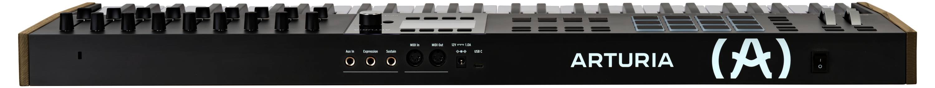 Egy szintetizátor több forgatógombbal, billentyűkkel és egy megvilágított 'Arturia' logóval. A hátoldal audio- és MIDI-csatlakozókat mutat.