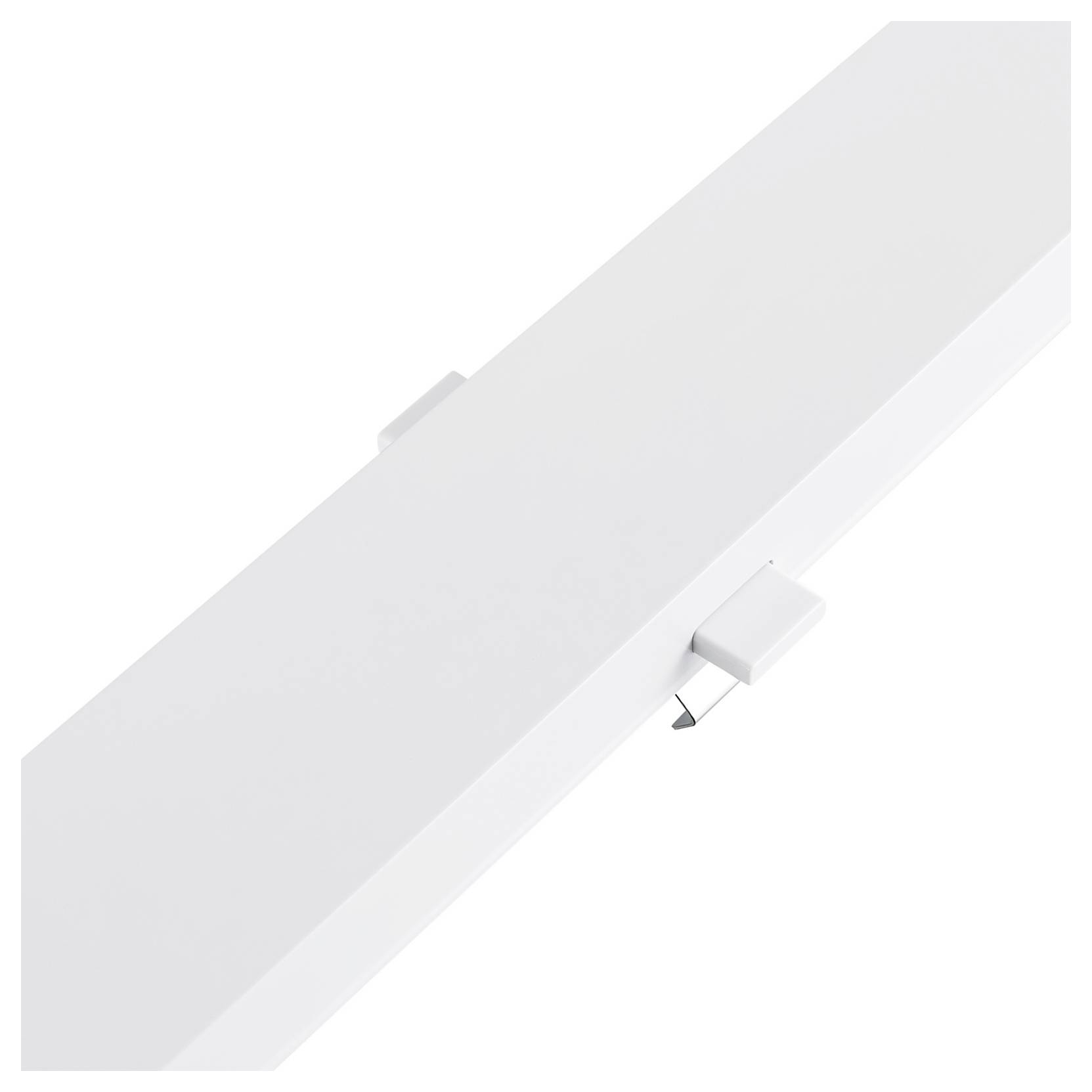 Minimalista, fehér téglalap alakú LED mennyezeti lámpatest, átlósan, sima fehér háttéren.
