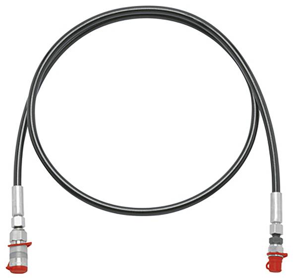 Egy fekete hidraulikus tömlő fémcsatlakozókkal mindkét végén, körbe tekeredve, amely folyadéktovábbításra szolgál mechanikai rendszerekben.