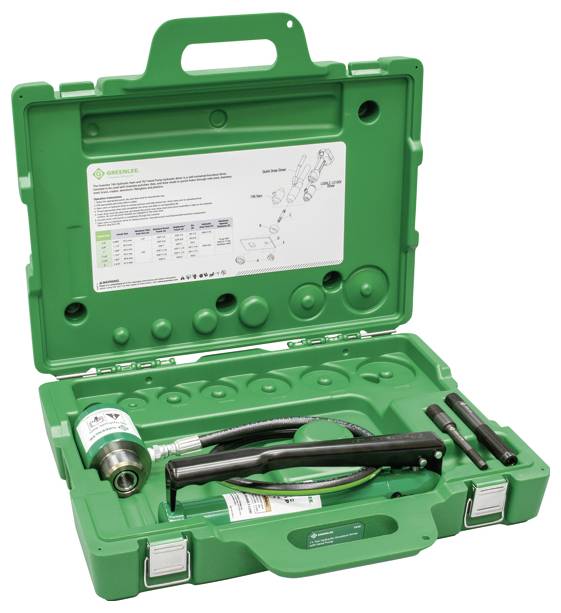 Egy nyitott, zöld műanyag tok, amely egy hidraulikus lyukasztó készletet tartalmaz, benne egy meghajtóval, szerszámfejekkel és markolattal, a tetején lévő utasításokkal.