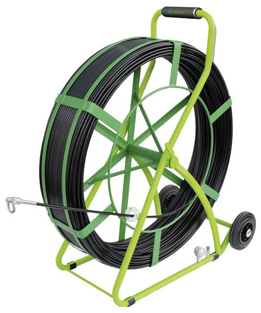 Egy zöld kerekekkel ellátott keret, amely egy nagy tekercs fekete kábelt tart, fogantyúval és stabilizáló állvánnyal felszerelve, könnyű szállíthatóság céljából.
