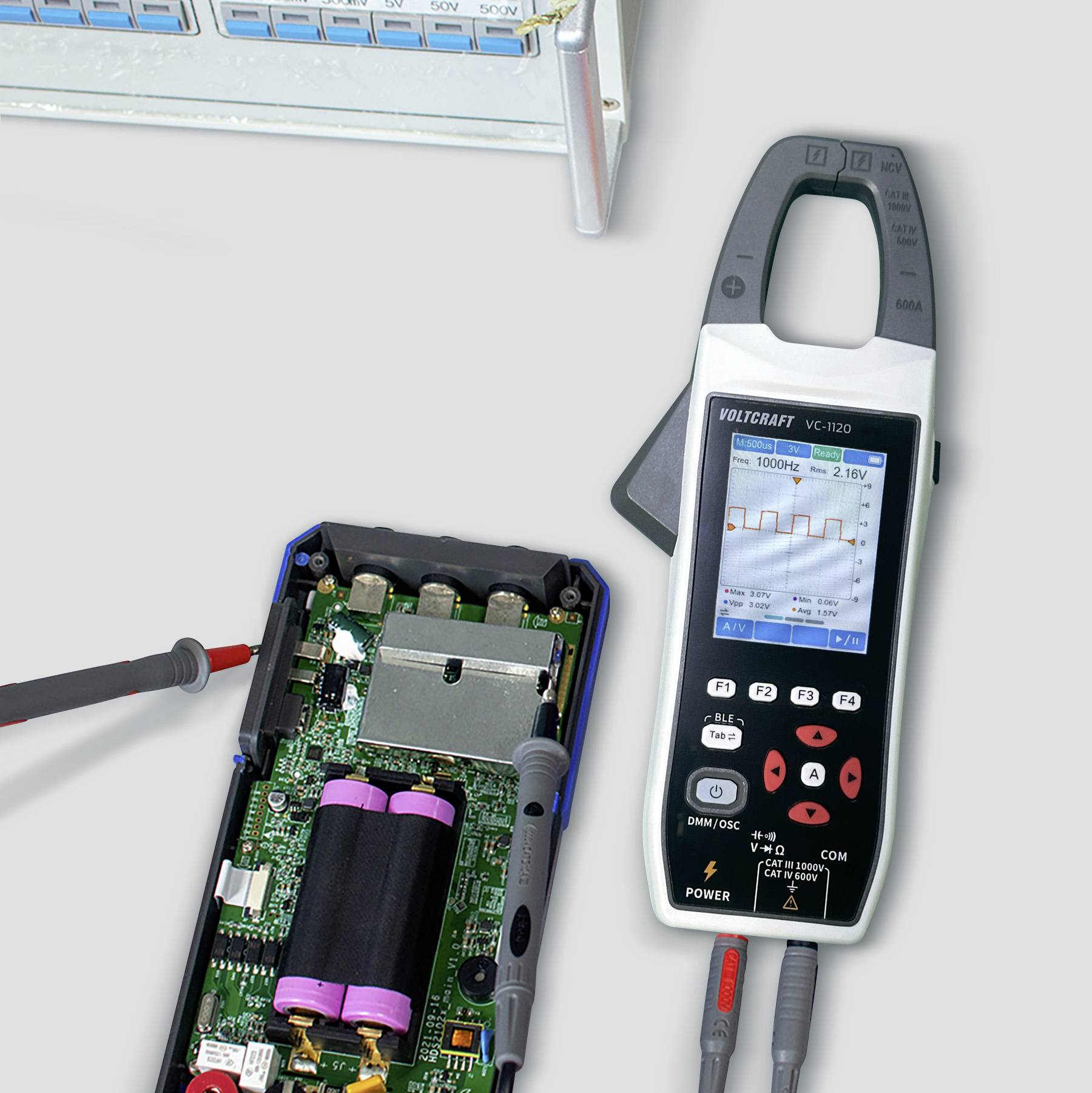 Digitális multiméter feszültséget mér egy áramköri lapkán, amelyen elektronikai alkatrészek vannak. A háttérben több porttal rendelkező eszköz látható.