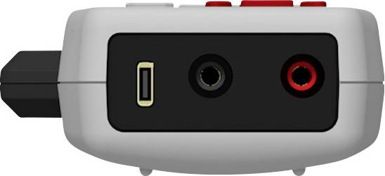 Egy fehér és fekete elektronikus audioeszköz, amely egy USB-porttal és két audió csatlakozóval rendelkezik az egyik oldalán.