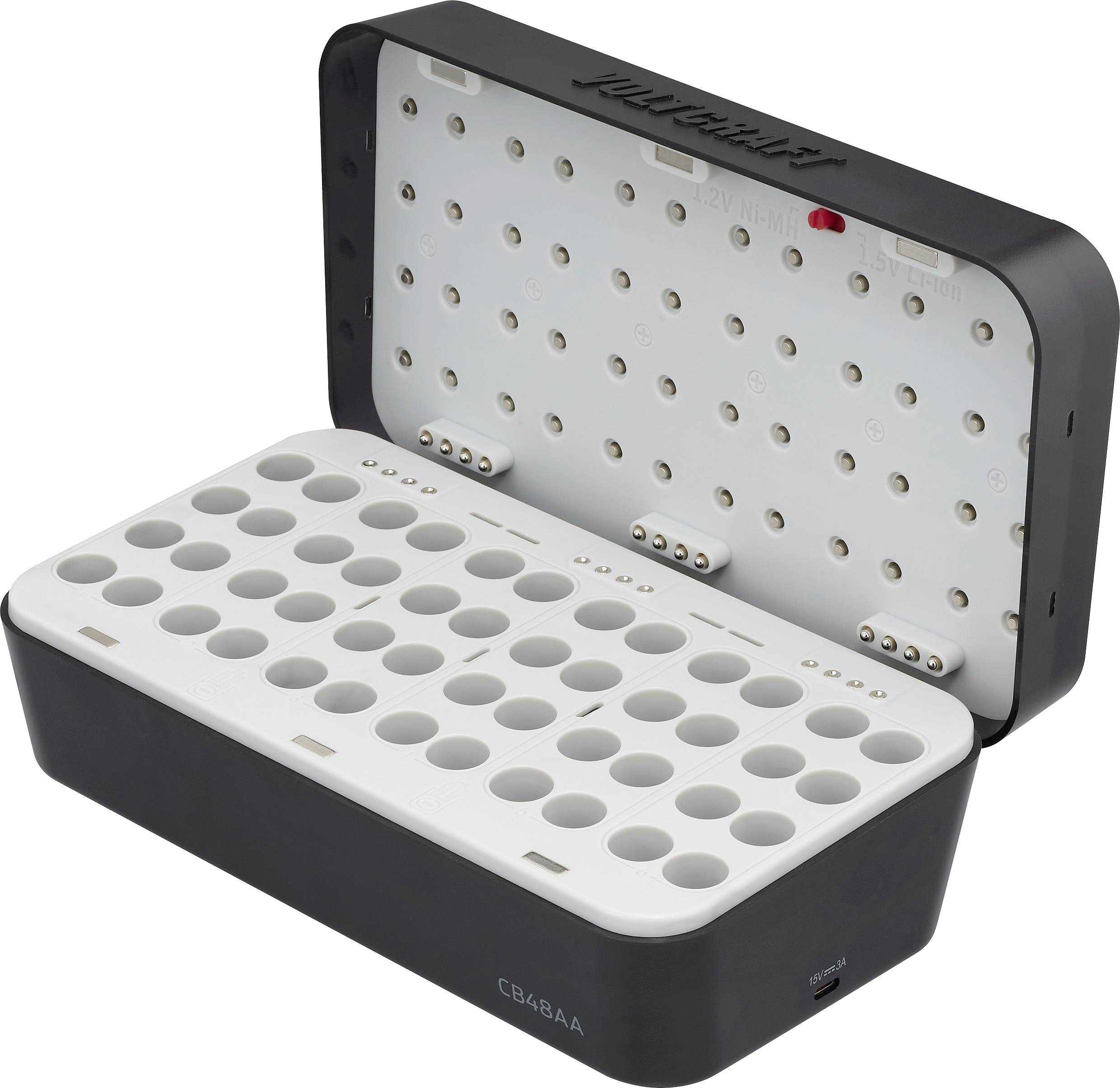 Egy nyitott elemtartó doboz, amely több rekesszel rendelkezik elemek tárolásához, a tetején egy digitális teszterrel az elemek töltöttségének ellenőrzéséhez.