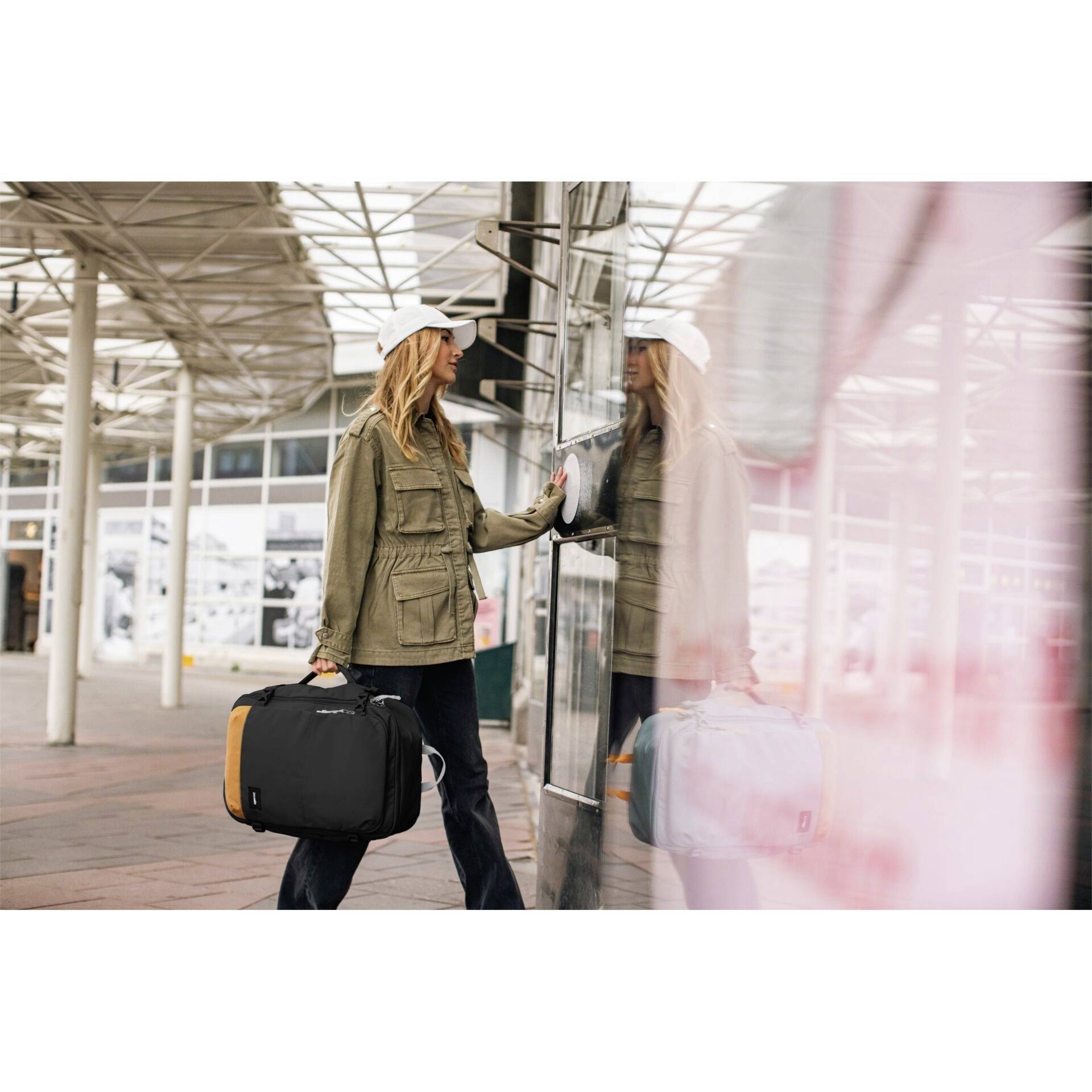 Pacsafe Notebook hátizsák GO 34l Fekete-14