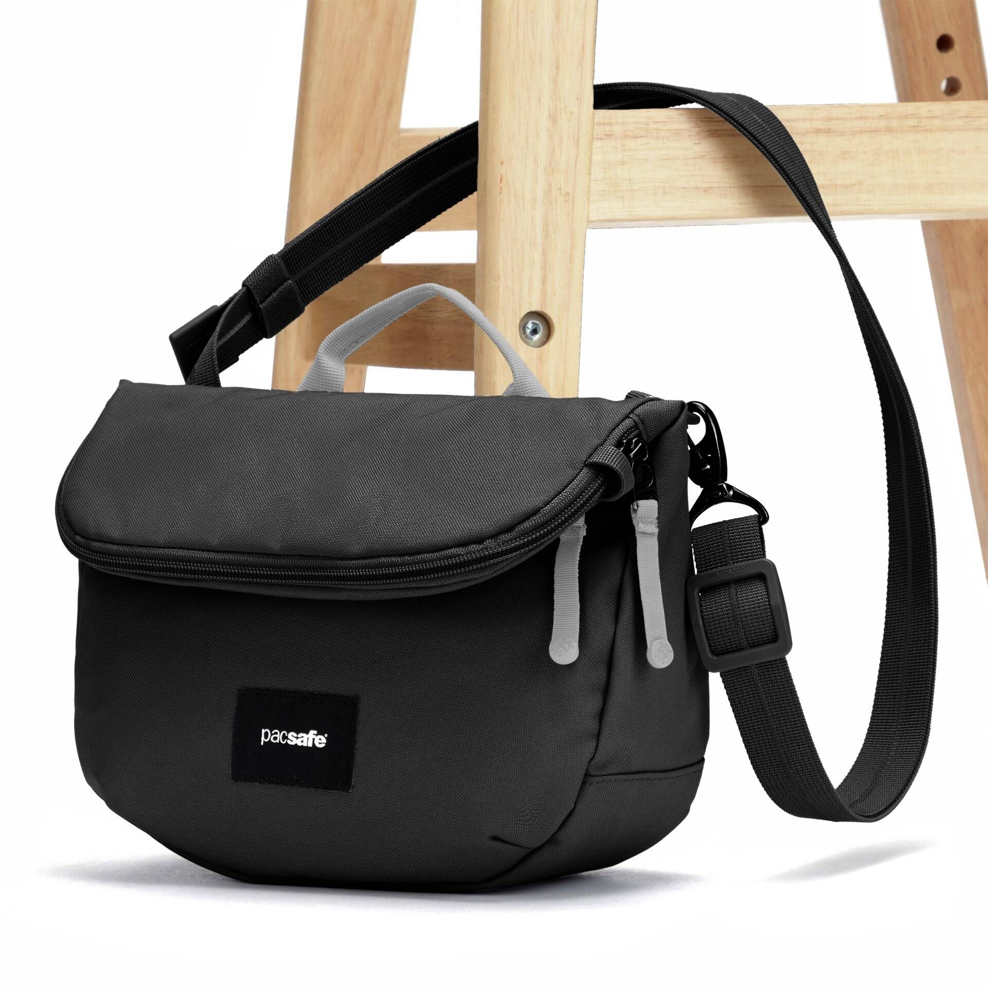 Pacsafe Felakasztható táska GO Saddle Crossbody 35140130 1 db-11