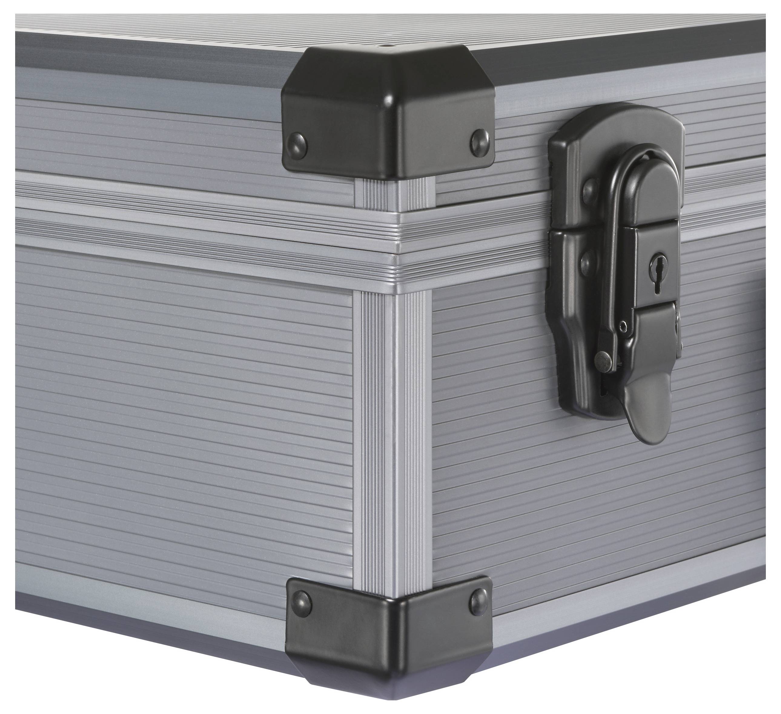 Egy közelkép egy fémtárolódoboz sarkáról, megerősített műanyag szélekkel és egy fekete retesszel a biztonságos záráshoz.