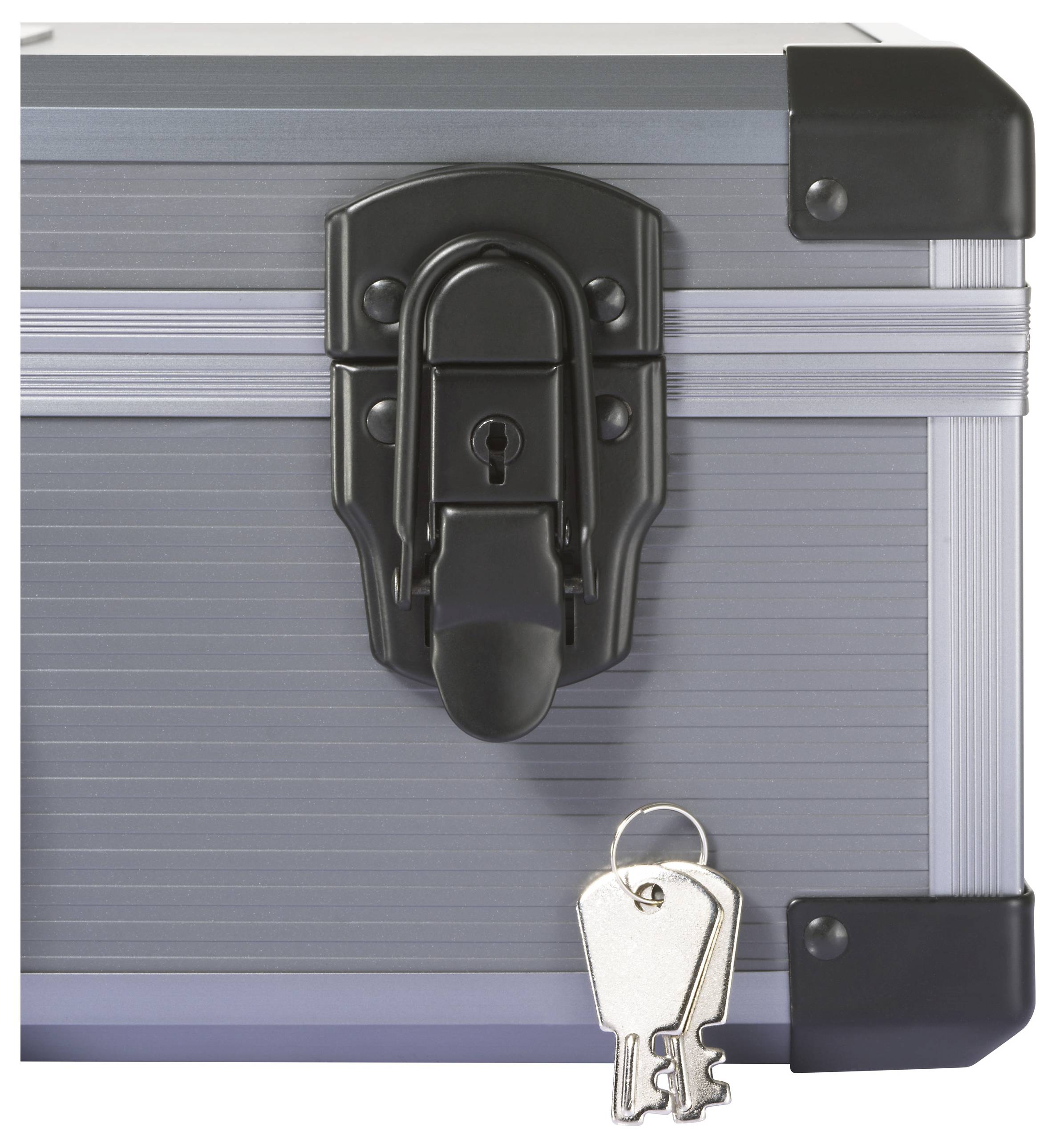 Egy fémes tárolódoboz látható fekete retesszel. Egy ezüstszínű kulcspár lóg a reteszről, ami biztonságra vagy korlátozott hozzáférésre utal.