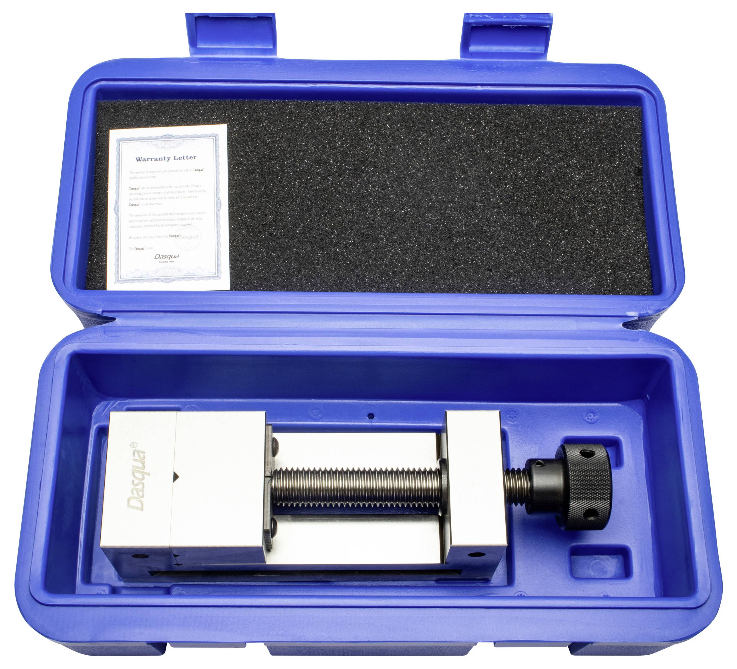 Egy kék tárolódoboz, amely egy csavarmenetes mechanizmussal rendelkező fém satut és egy garancilevelet tartalmaz. A satu gondosan elhelyezve a habszivacs védelemben.