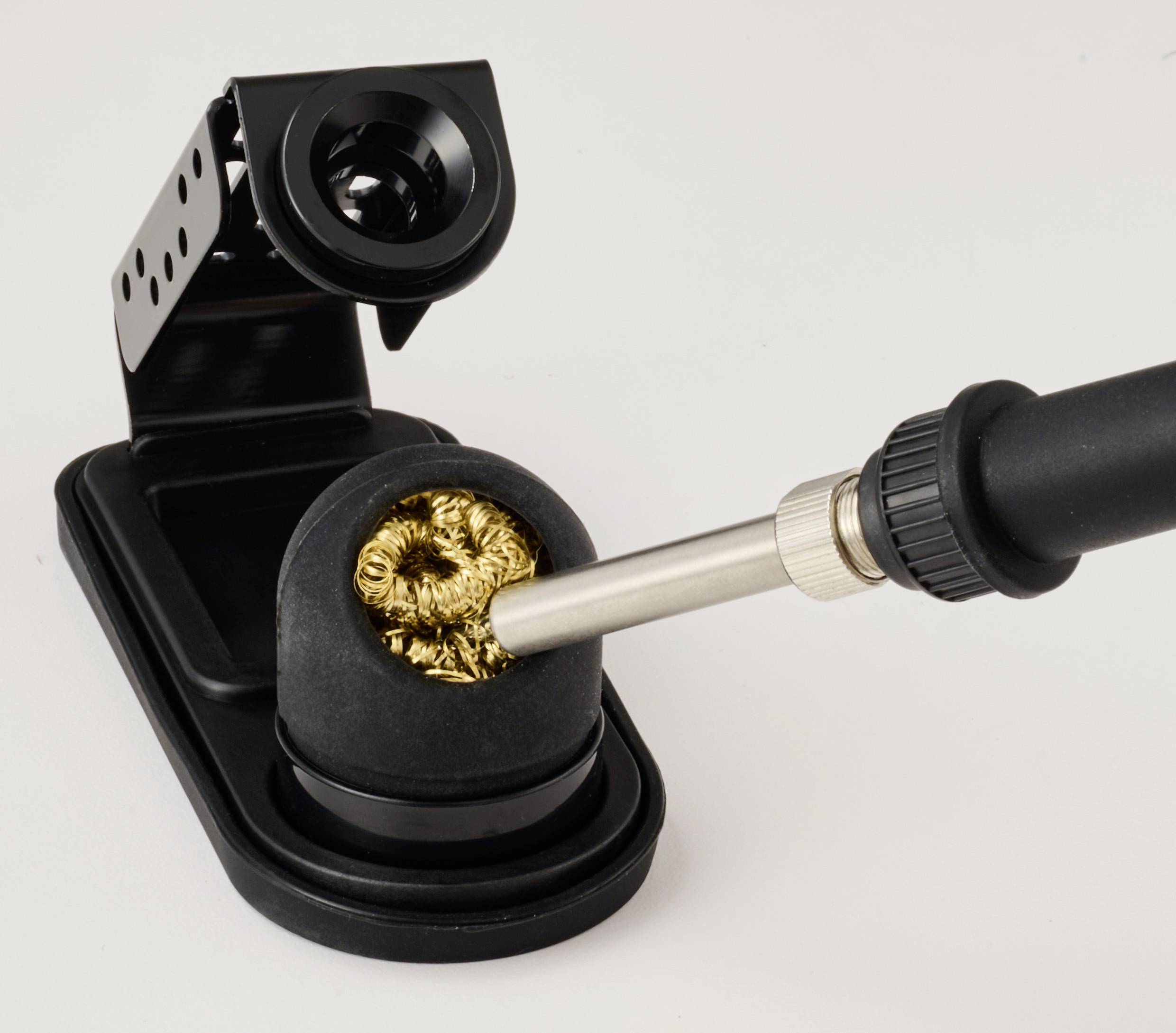 Forrasztópáka tartó réz szivaccsal a páka hegyének tisztításához, amelyen egy páka látható karbantartás közben elhelyezve.