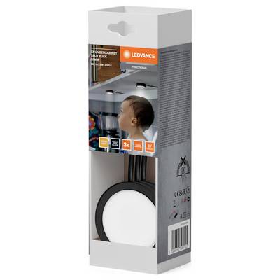 # LEDVANCE funkcionális mennyezeti lámpa csomagolása<br><br>Olyan csomagdoboz, amelyen a LEDVANCE funkcionális mennyezeti lámpa látható, egy személy fényképe a lámpa alatt, a termék jellemzői, tanúsítási ikonok és vonalkód.