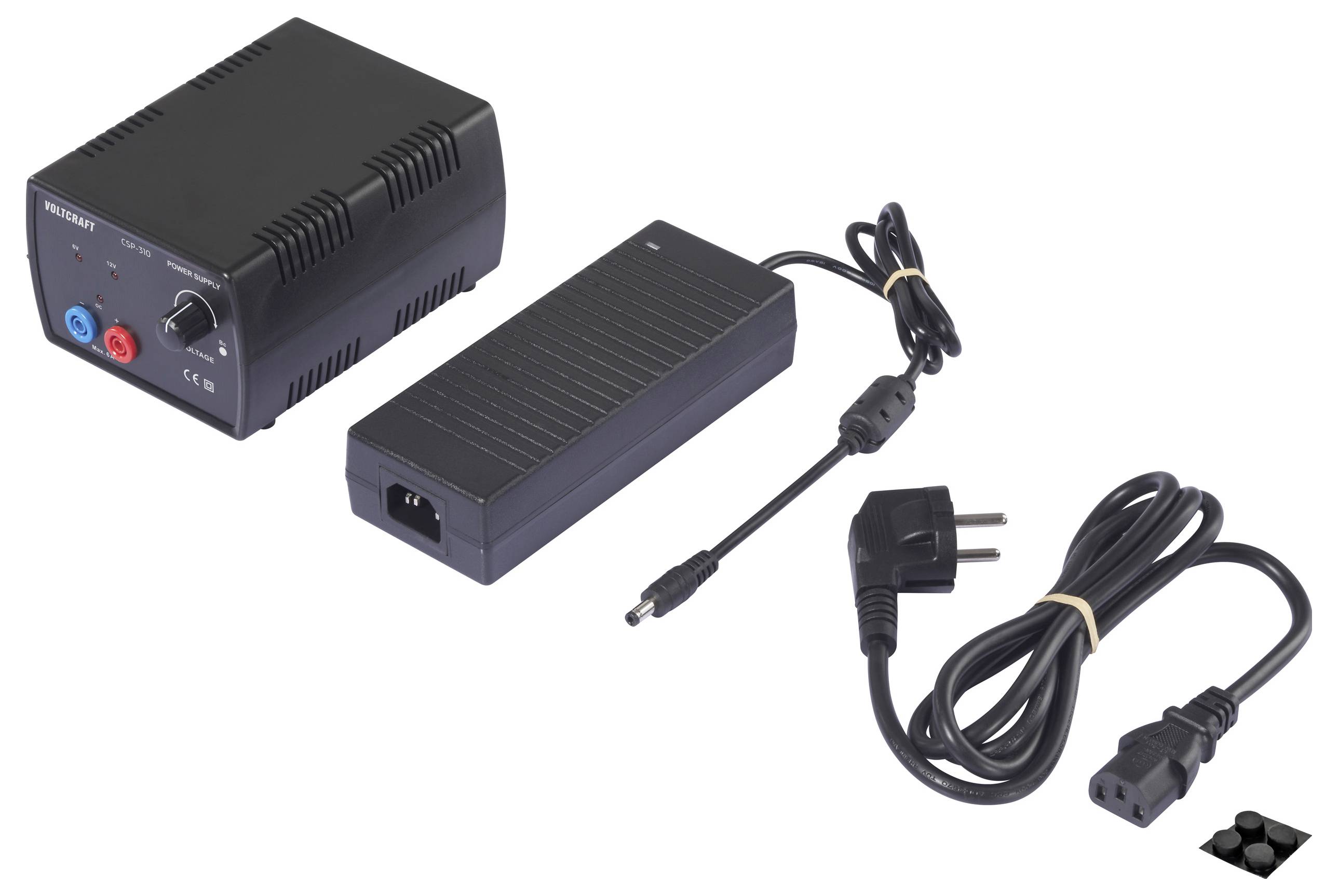 Tápegység és adapter kábelekkel, amely egy amerikai dugóval rendelkezik, elektronikus eszközök csatlakoztatására készen.