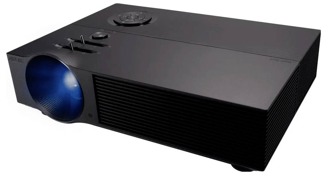 Egy fekete projektor kék lencsével be van kapcsolva, fénysugarat vetít. A tetején tárcsák és kapcsolók találhatók a vezérléshez.