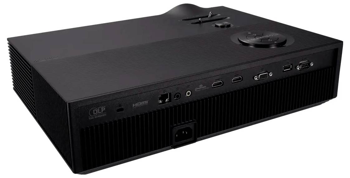 Fekete projektor, amelyen több csatlakozó is látható, köztük HDMI, USB és audió portok.