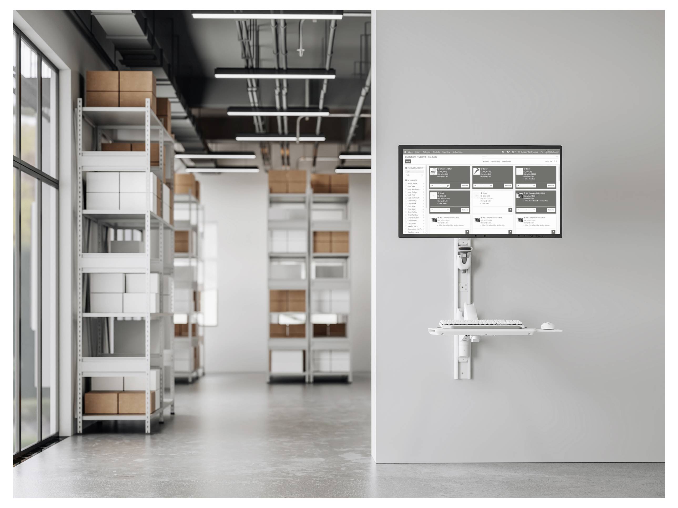 Egy modern raktárhelyiség polcokkal, dobozokkal és egy falra szerelt számítógépes képernyővel, amely készletgazdálkodási szoftvert jelenít meg.