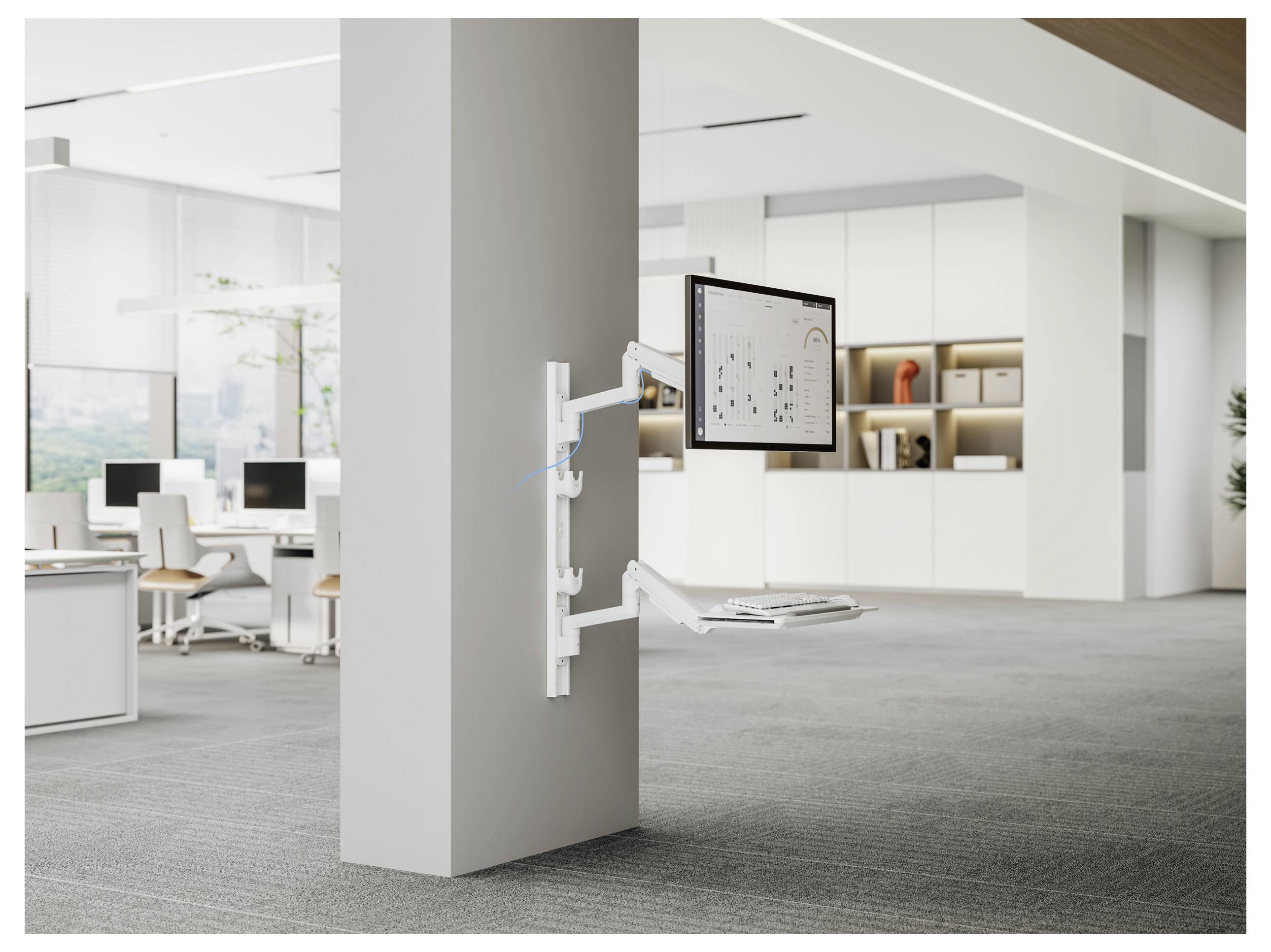 Egy modern, nyitott iroda asztalokkal és székekkel. Egy monitor és billentyűzet egy oszlophoz rögzített állítható karon helyezkedik el.