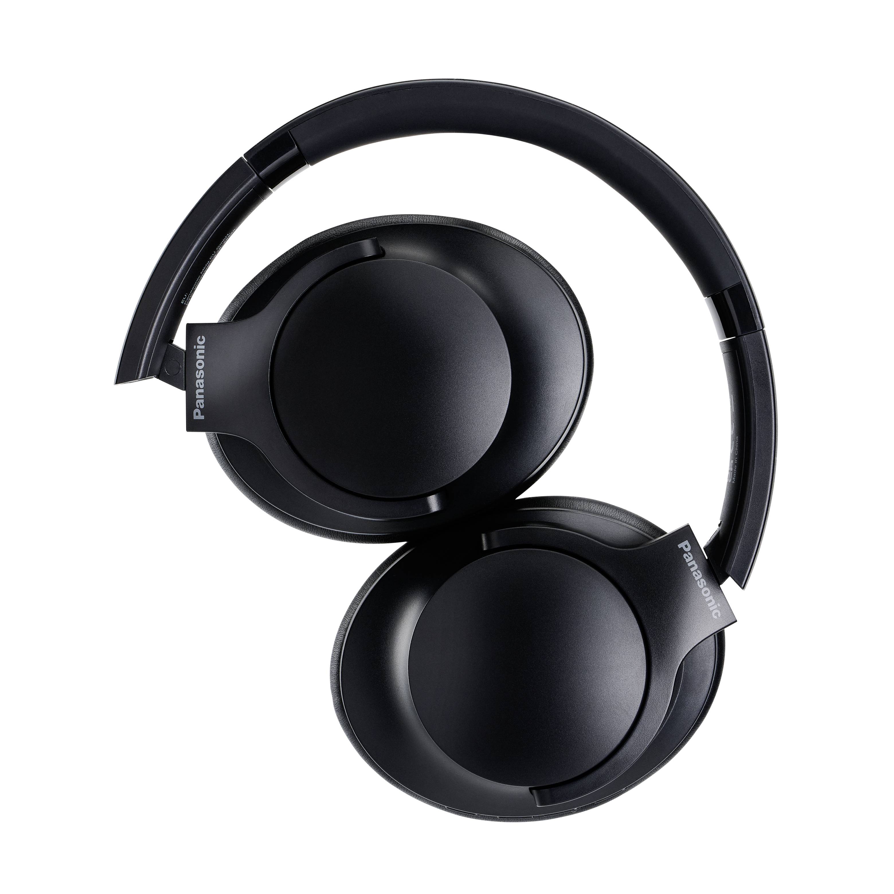 Fekete, over-ear típusú fejhallgató állítható fejpánttal, fehér háttér előtt kiállítva. Alkalmas zenehallgatásra.