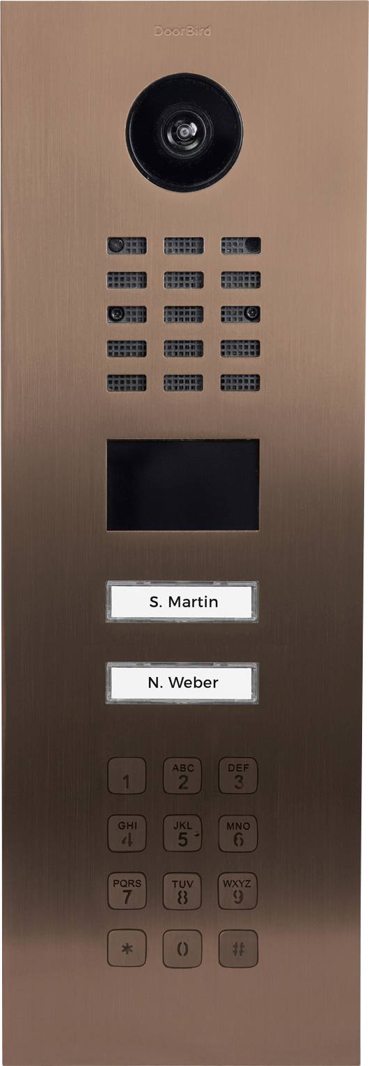 Egy bronz kaputelefon panel kamerával, hangszóróval, kijelzővel, két feliratozótt gombbal: 'S. Martin' és 'N. Weber', valamint numerikus billentyűzettel.