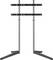 Televízióállvány fémoszlopokkal, fekete rögzítőkonzolokkal és szögletes lábakkal, amelyet lapos képernyős televíziók tartására és kiállítására terveztek.