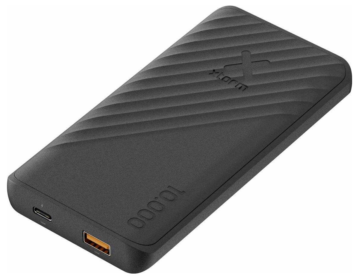 Fekete, 10,000mAh kapacitású hordozható power bank, két USB-porttal és elegáns, átlós barázdákkal tagolt felülettel.