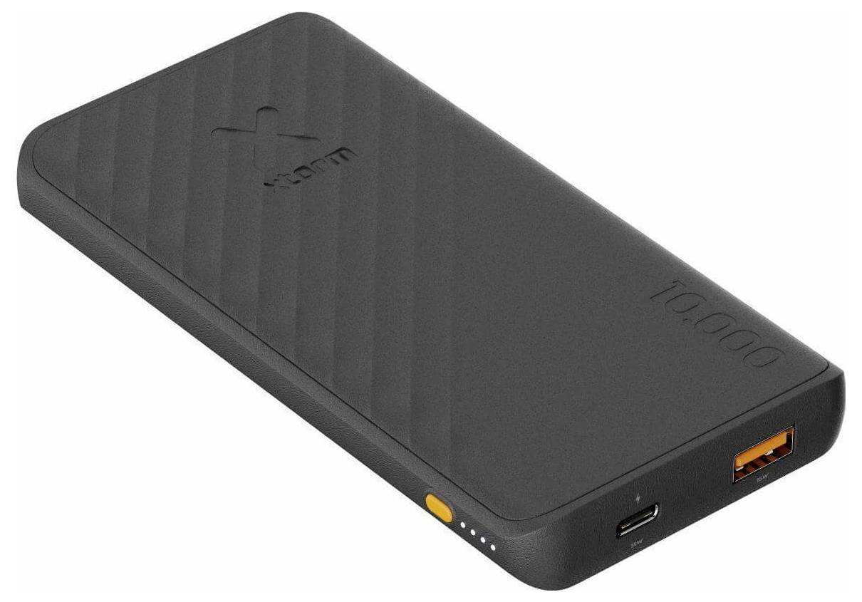 Egy fekete hordozható powerbank, amelyre '10 000' van bevésve, oldalán USB és USB-C portokkal, valamint bekapcsológombbal és állapotjelző fényekkel.