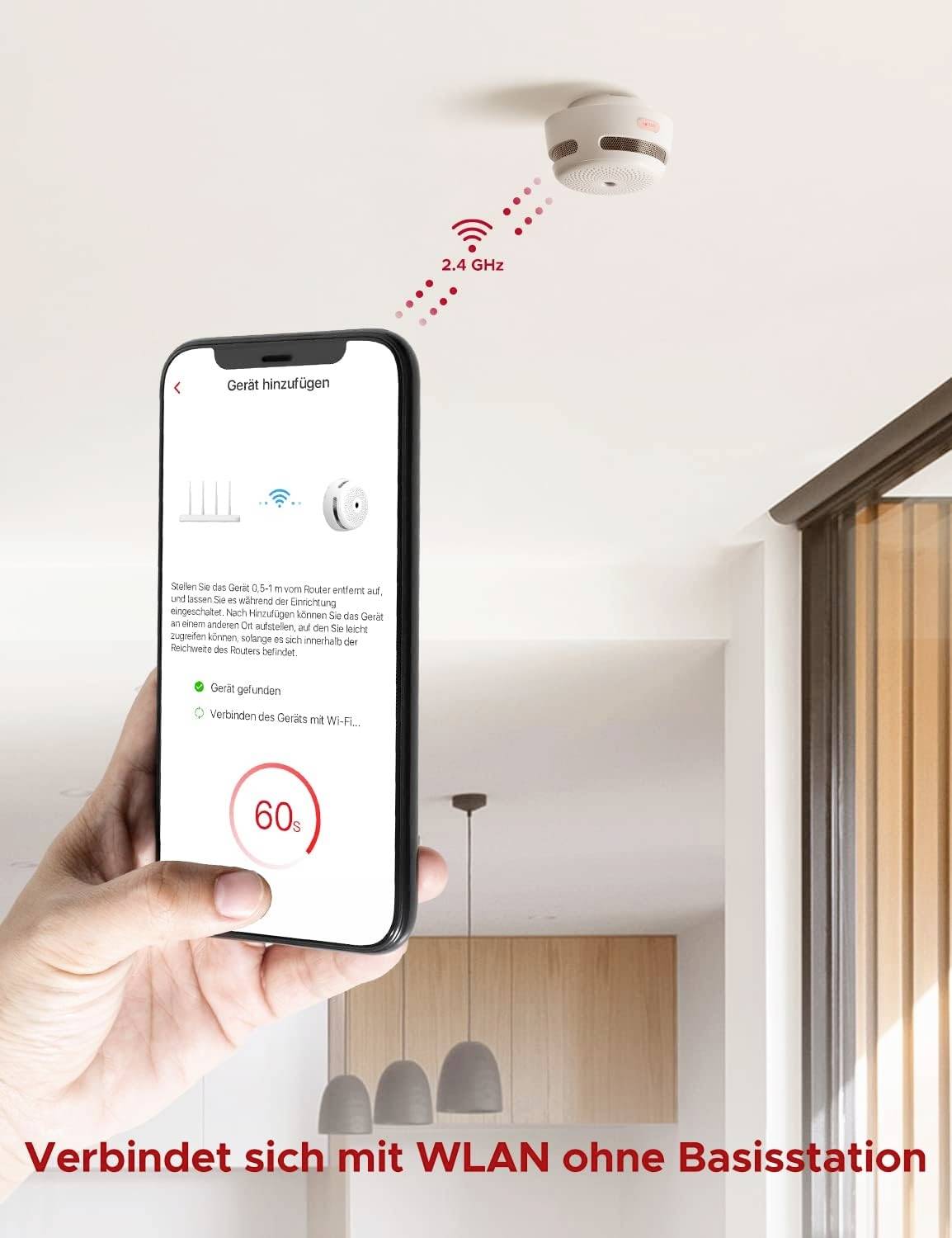 Egy kéz tart egy okostelefont, amelynek kijelzőjén egy biztonsági eszköz látható, amely 2,4 GHz-es Wi-Fi-vel csatlakoztatva van. Az eszköz a mennyezetre szerelve.