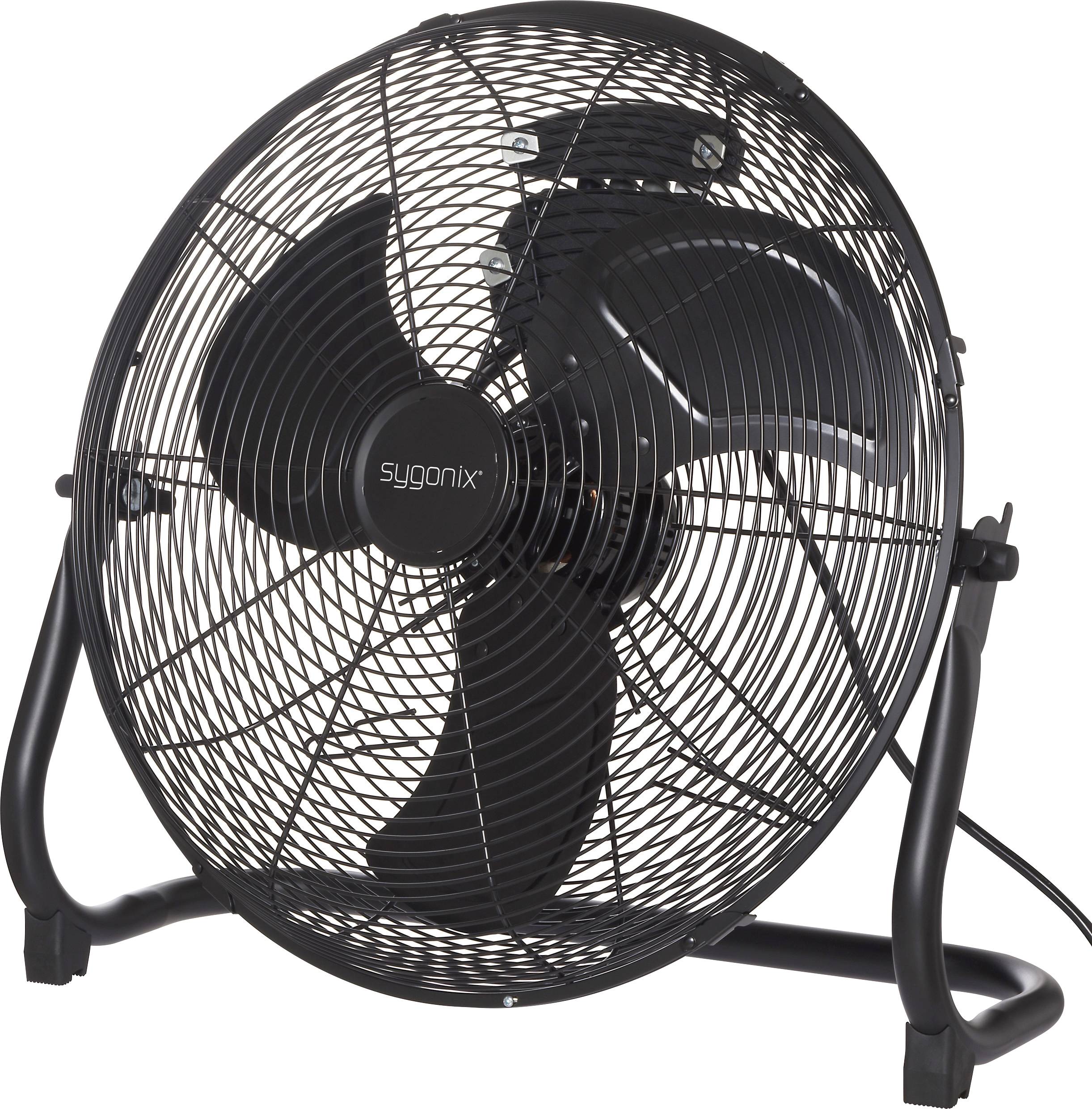 Egy fekete, hengeres álló ventilátor három lapáttal és ráccsal, kissé felfelé döntve, stabil fémállványon nyugszik.