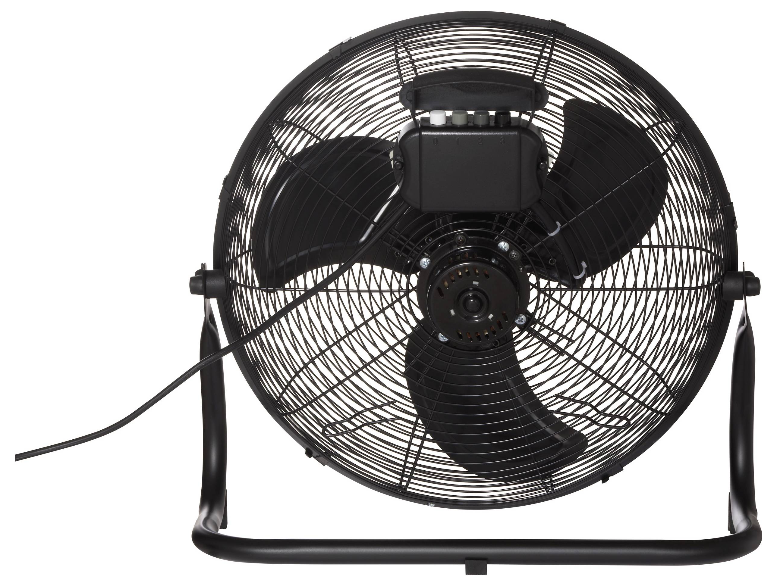 Egy nagy, fekete, hordozható ipari ventilátor három lapáttal, drótrácsos állvánnyal körbevéve, amelyet általában nagy terek hűtésére használnak.