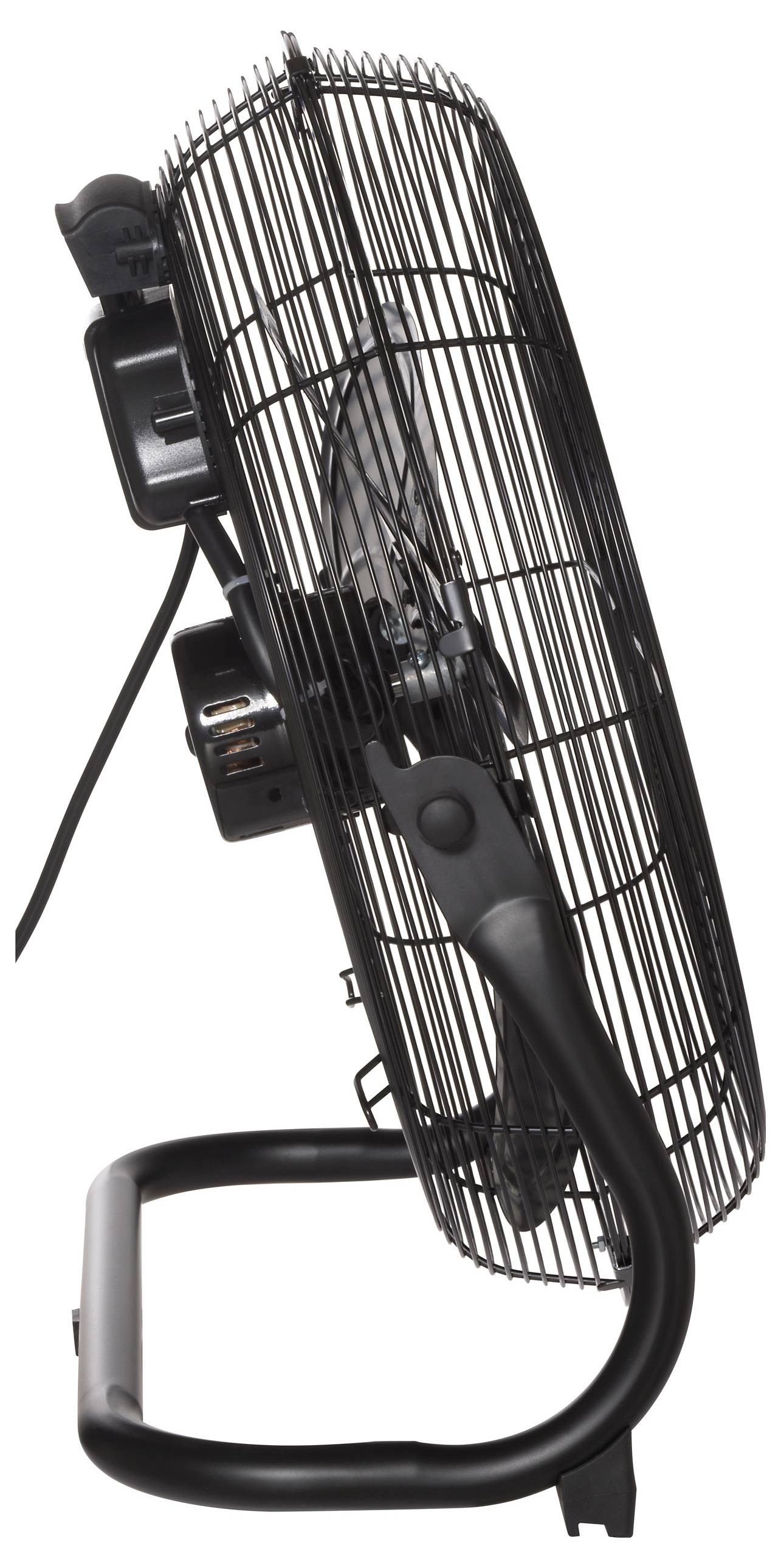 Egy fekete fém ventilátor védőráccsal és állítható talpazattal, oldalról nézve.