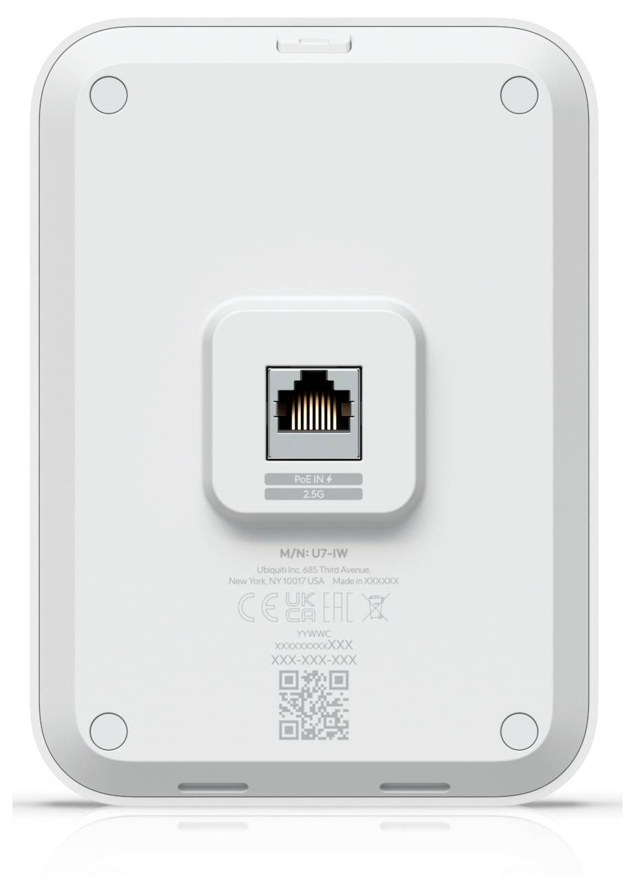 A kép egy fehér elektronikai eszköz hátulját mutatja, amelyen egy Ethernet-port és egy QR-kód látható. A modellszám 'U7-IW'.