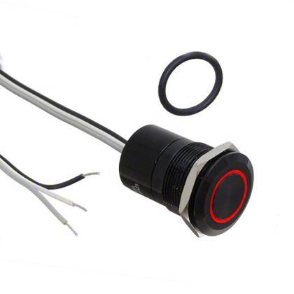 Egy fekete kerek nyomógombos kapcsoló piros gyűrűvel megvilágításhoz, több vezetékkel és tömítőgyűrűvel, elektronikai eszközökhöz használható.