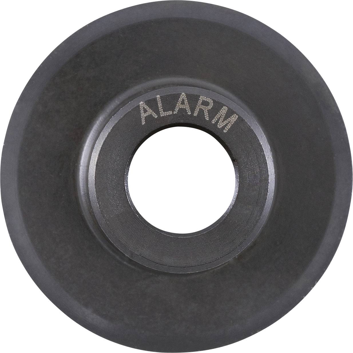 Egy fekete köralakú tárgy, amelynek felületére az 'ALARM' szó van bevésve, feltehetőleg egy készülék vagy gépi alkatrész része.