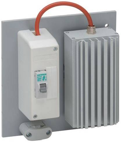 Energiavezérlő panel áramköri megszakítóval és hőelvezető bordával, narancssárga vezetékkel összekötve, szürke fémlemezre szerelve.