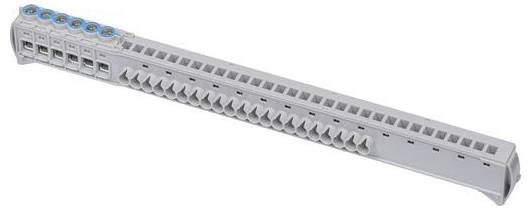 Egy szürke patch panel több foglalattal és kapcsolóval, amelyet hálózati kapcsolatok kezelésére használnak.