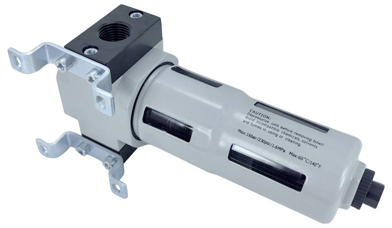 Egy hengeres levegőszűrő, rögzítő konzolokkal ellátva, figyelmeztető szöveggel és termékspecifikációkkal jelölve, ipari felhasználásra tervezve.