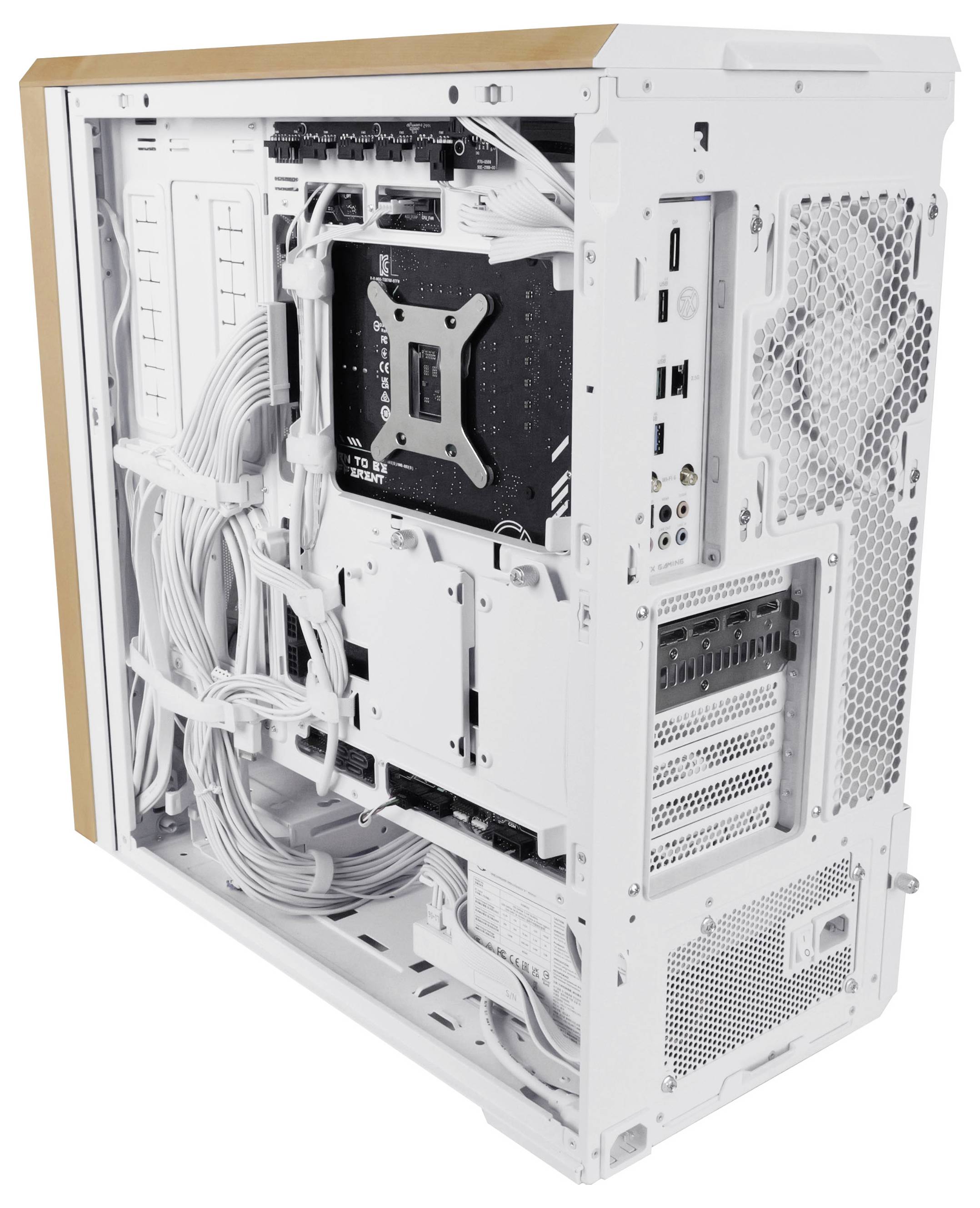 Egy fehér számítógépház nyitott oldalpanellel, amelyen láthatóak a belső alkatrészek és gondosan rendezett kábelek, kiemelve a hatékony kábelrendezést.