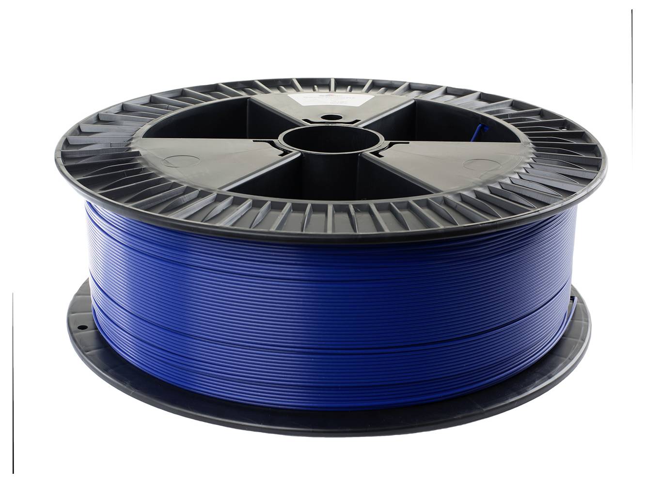 Egy nagy tekercs kék filament 3D nyomtatáshoz, vízszintesen elhelyezve egy sima fehér háttér előtt.