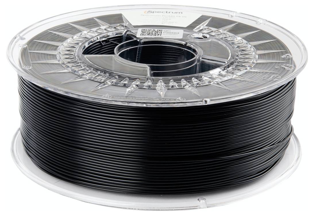 Egy tekercs fekete 3D nyomtatószál átlátszó műanyag burkolatban.