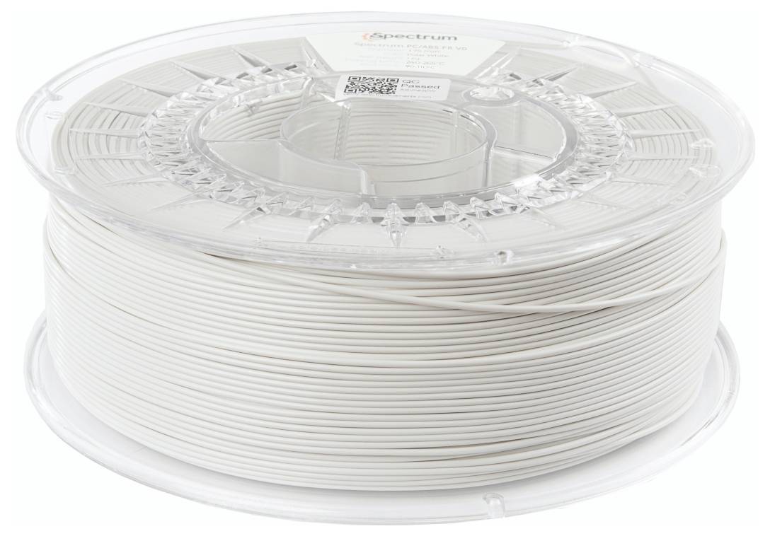 Egy fehér 3D nyomtatószál tekercse felcímkézett fedéllel, amelyet 3D nyomtatásban használnak műanyag tárgyak létrehozásához.