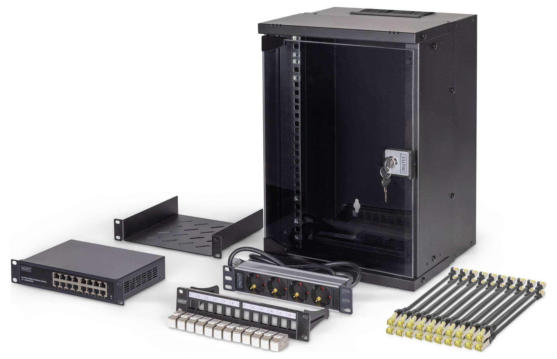 Fekete, fali hálózati rack szekrény zárral és különböző komponensekkel: patch panel, hálózati switch, elosztó, és szerelési tartozékok.