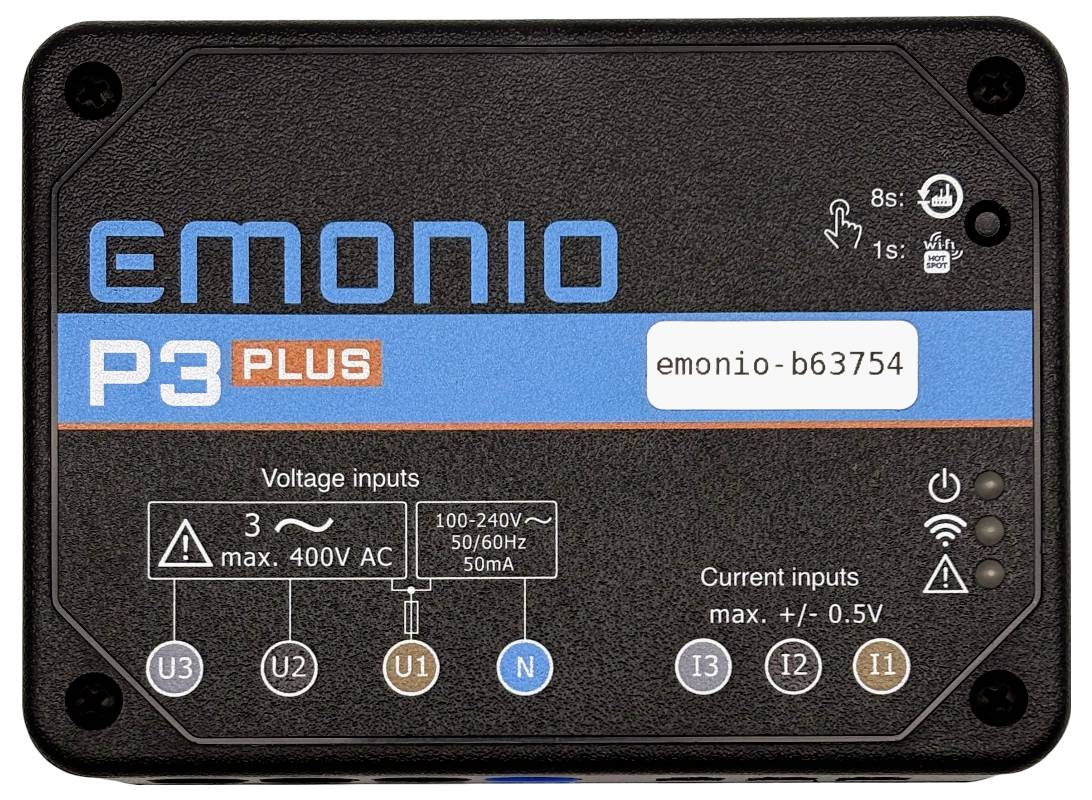 A kép egy EMONIO P3 Plus eszközt mutat, amely feszültség és áram bemenetek mérésére szolgál, kijelezve annak 'emonio-b63754' modelljét és bemeneti specifikációit.