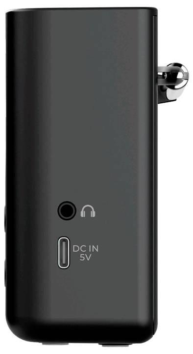 Egy fekete elektronikai eszköz oldalnézeti közeli felvétele mutatja a fejhallgató-csatlakozót és az 5V egyenáramú bemeneti portot, bemutatva az eszköz csatlakozási lehetőségeit.