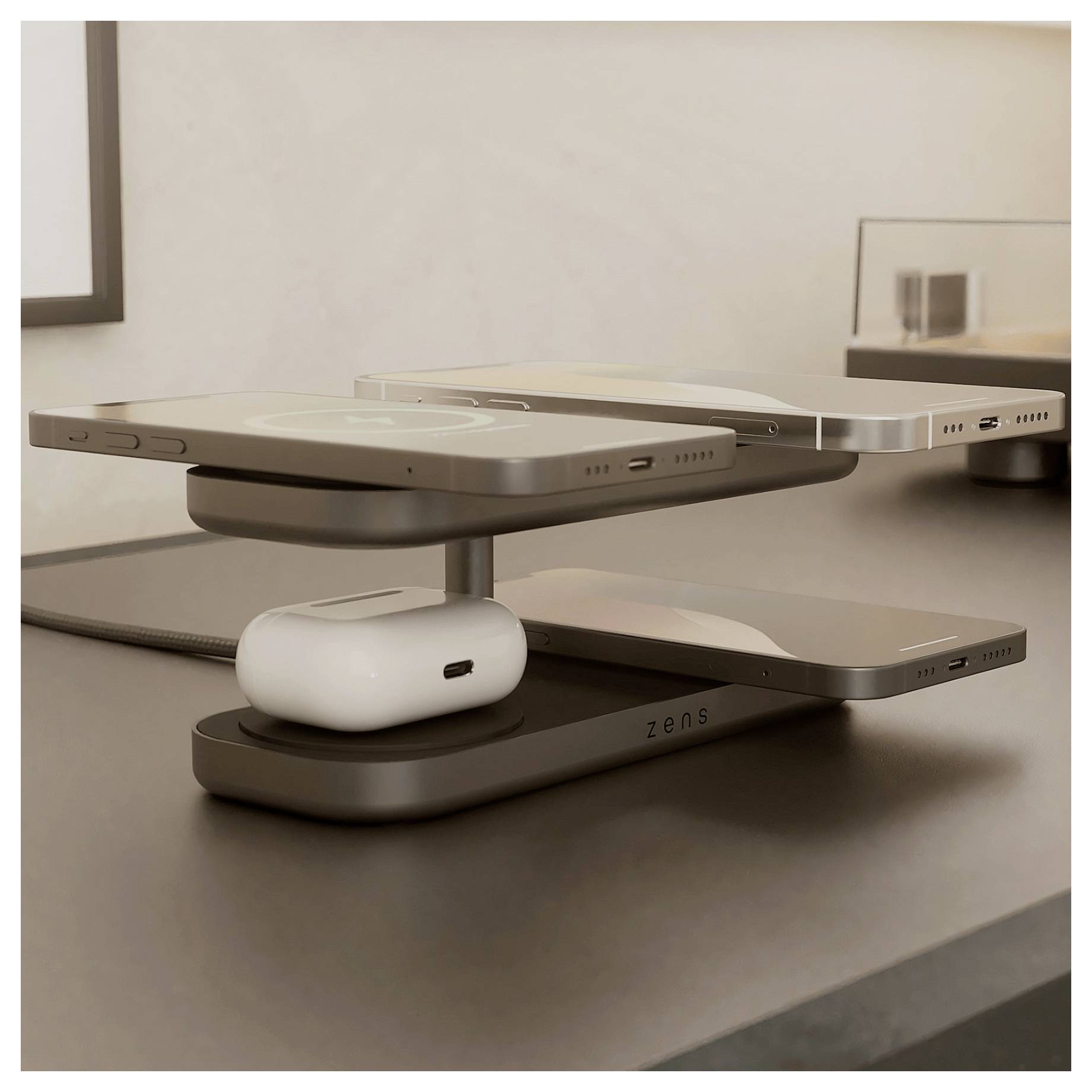 'Egy modern, többszintes vezeték nélküli töltőállomás, amely egy okostelefont és fülhallgatót tölt. Elegáns dizájn egy asztalon.'